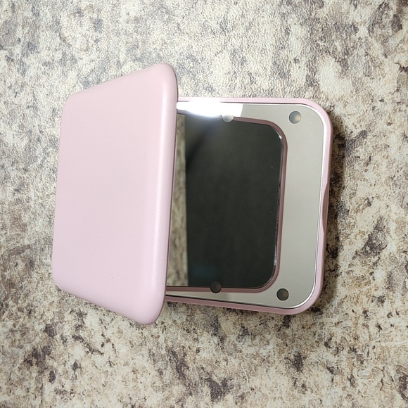 Light up pink compact mirror - Picture 6 of 6